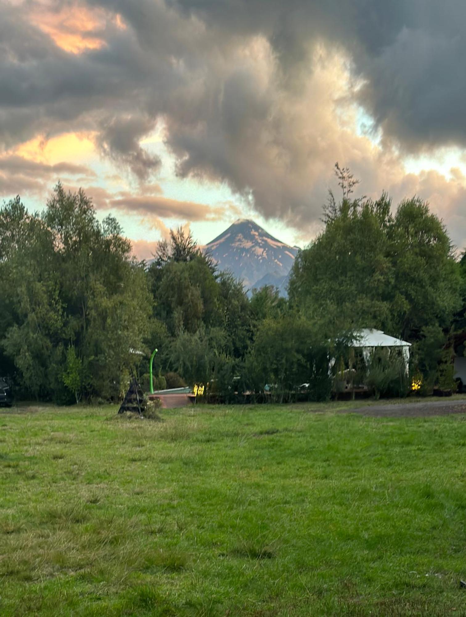 Cabanas Natural Park Lodge Пукон Экстерьер фото