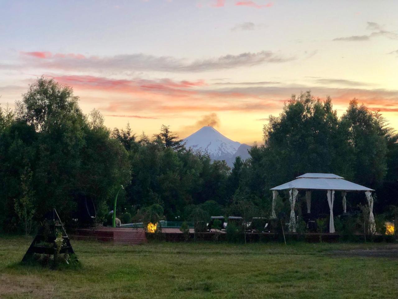 Cabanas Natural Park Lodge Пукон Экстерьер фото